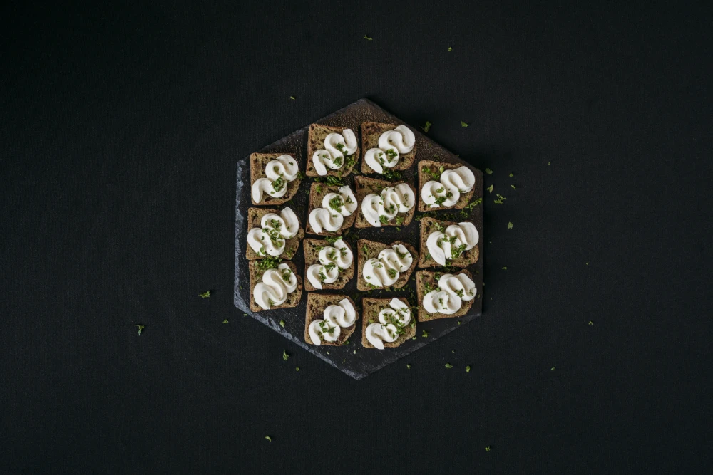 Canapé mit getrockneten Tomaten & Pesto