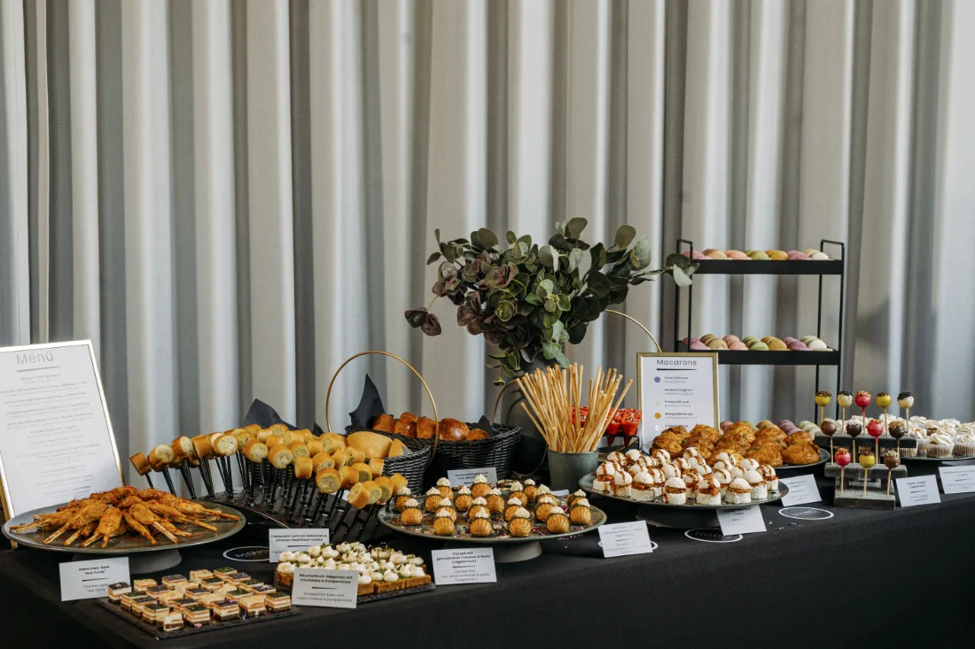 großes Menü Fingerfood gefüllte Briochetaschen sehr sättigend